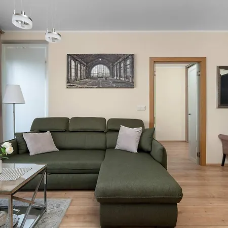 Διαμέρισμα Modern With Parking And River View In By Renters