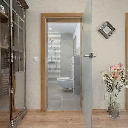 Modern With Parking And River View In By Renters Βρότσλαβ