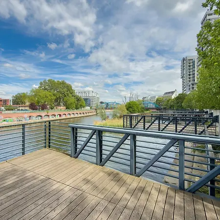 Modern With Parking And River View In By Renters Διαμέρισμα *